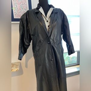 Sweet ass black leather trench coat with paisley lining, size medium. Unisex
